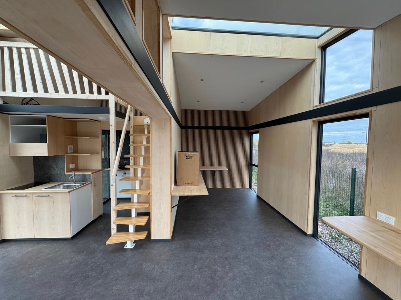 Escalier vers la mezzanine et cuisine