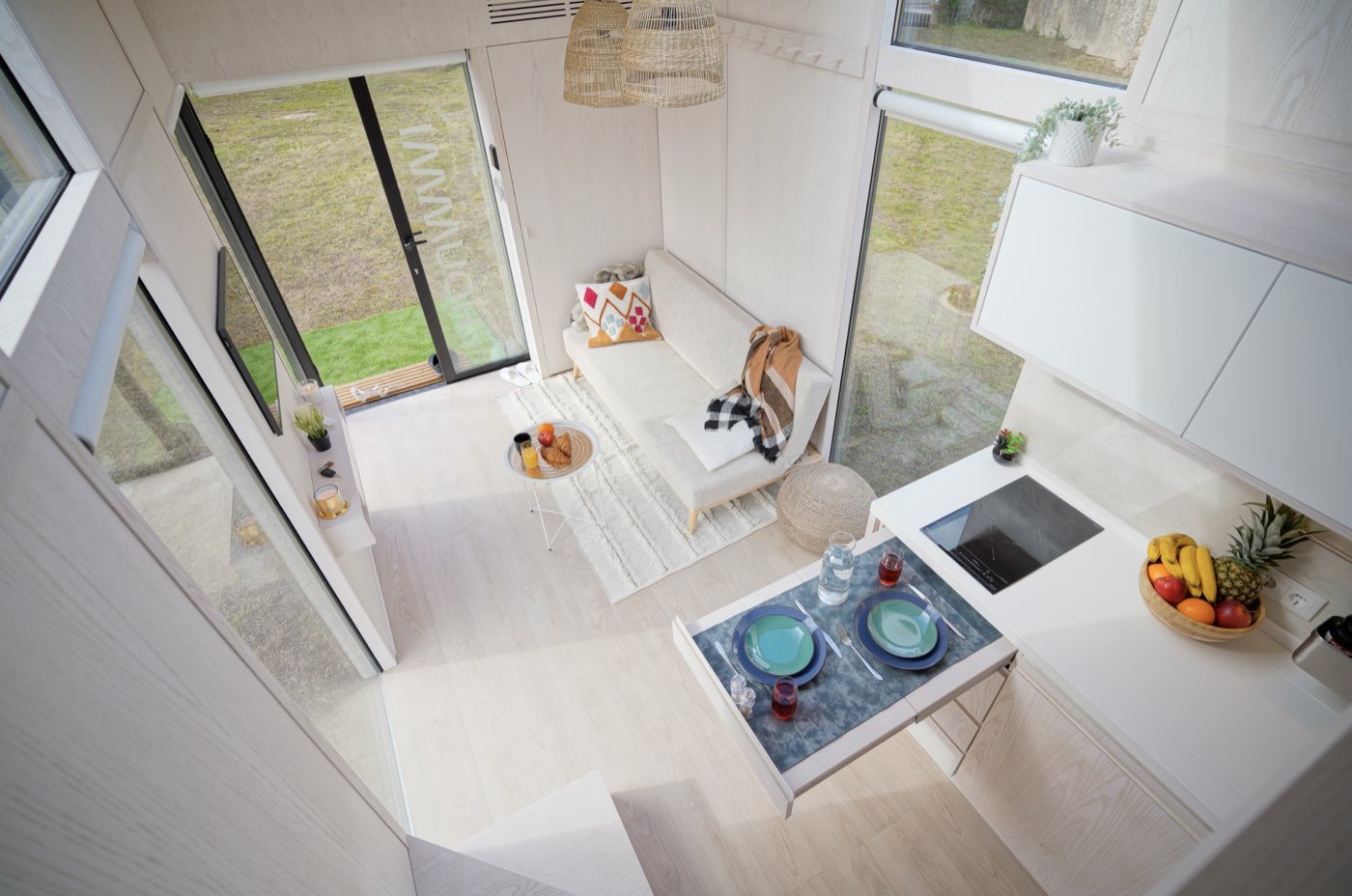Cuisine vue en plongée, plan de travail et rangements intégrés