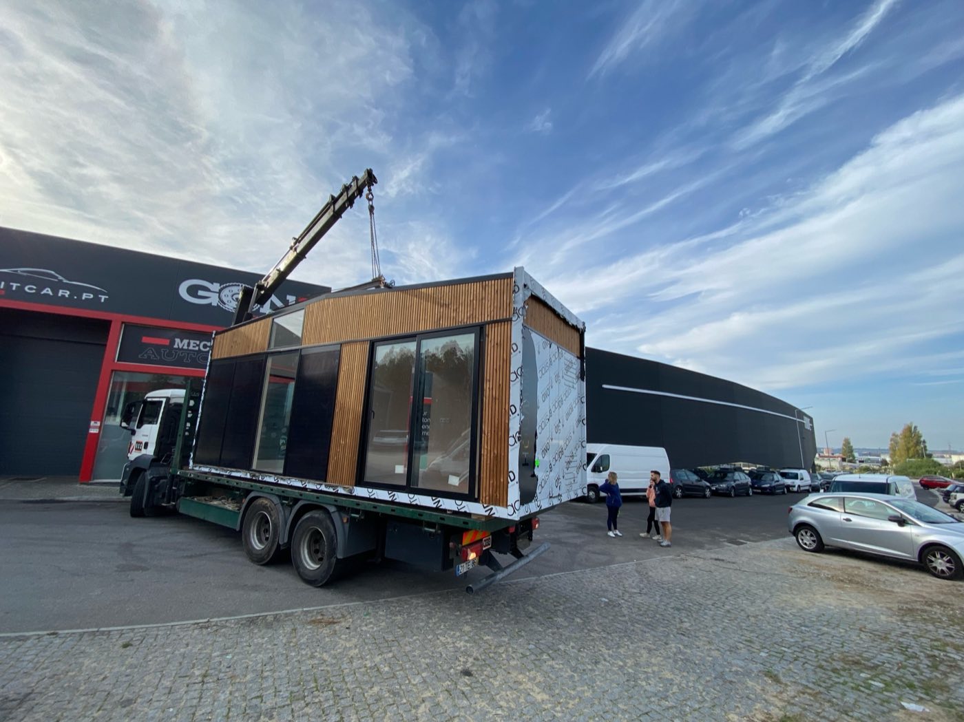 Module bardé bois chargé sur son plateau devant l'atelier de Munster