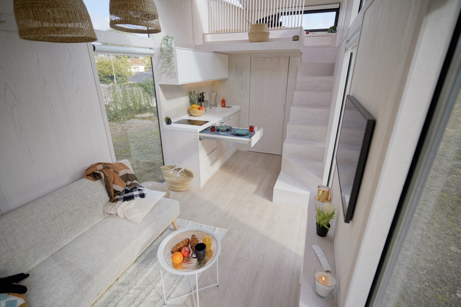 Séjour et cuisine d'une Tiny House Hoummi, escalier menant à la mezzanine