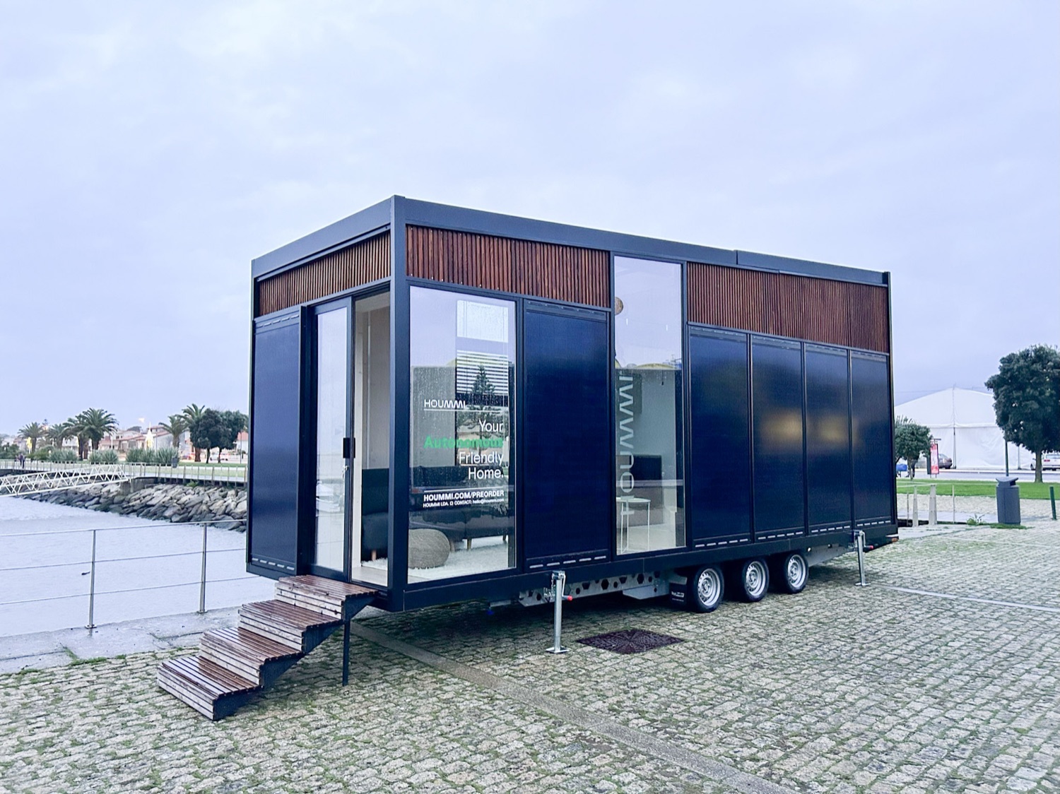 Tiny House Hoummi vitrée sur sa remorque, prête au départ