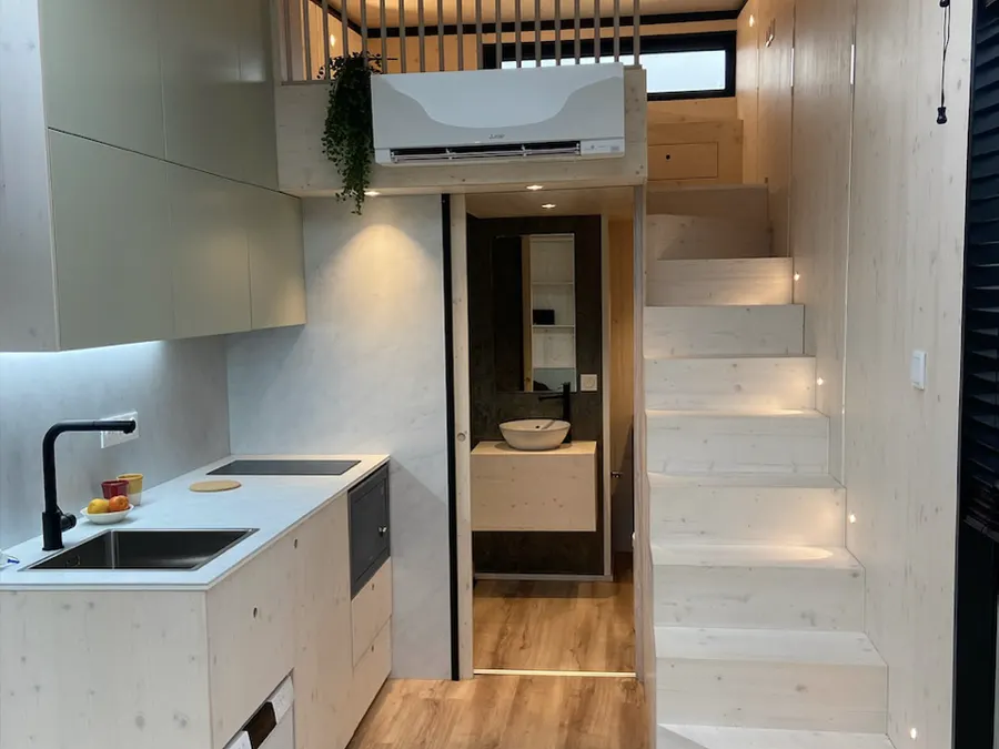 Cuisine linéaire et escalier vers la mezzanine dans le module Hoummi de Parthenay