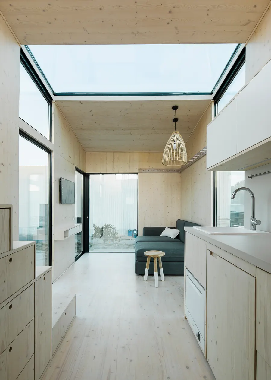 Pièce de vie d'un module Hoummi en enfilade, cuisine à droite et baie au fond