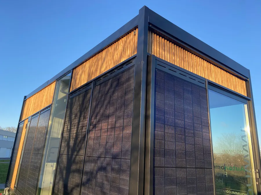 Angle d'un module Hoummi en contre-plongée, panneaux photovoltaïques en façade